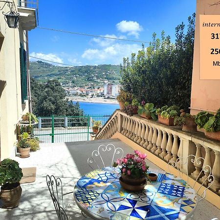 Panoramic Apartments In Villa In Center "The Beach And The Cliff" 1 Агрополи Экстерьер фото